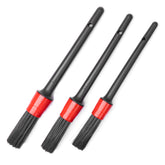 Trois brosses de detailing auto noires et rouges