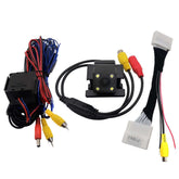 Achteruitrijcamera Mazda 2 14-21 accessoire met kabelsysteem en cameramodule voor parkeren en achteruitrijden.