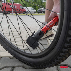 Pompe à main de vélo avec deux types de valves