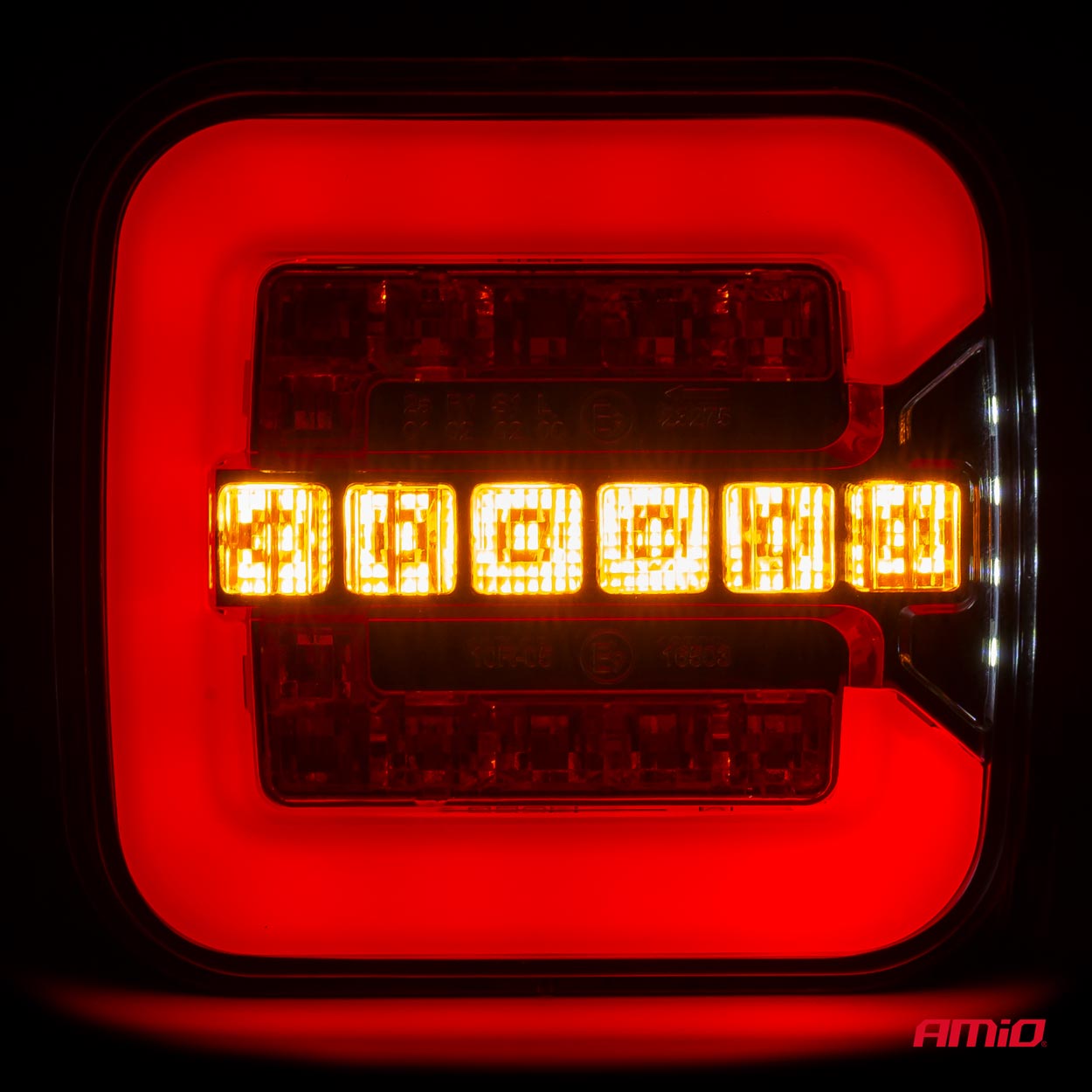 Feu arrière combiné avec feu de recul et feu stop