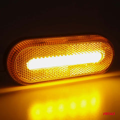 Gros plan sur le feu de gabarit LED orange ovale