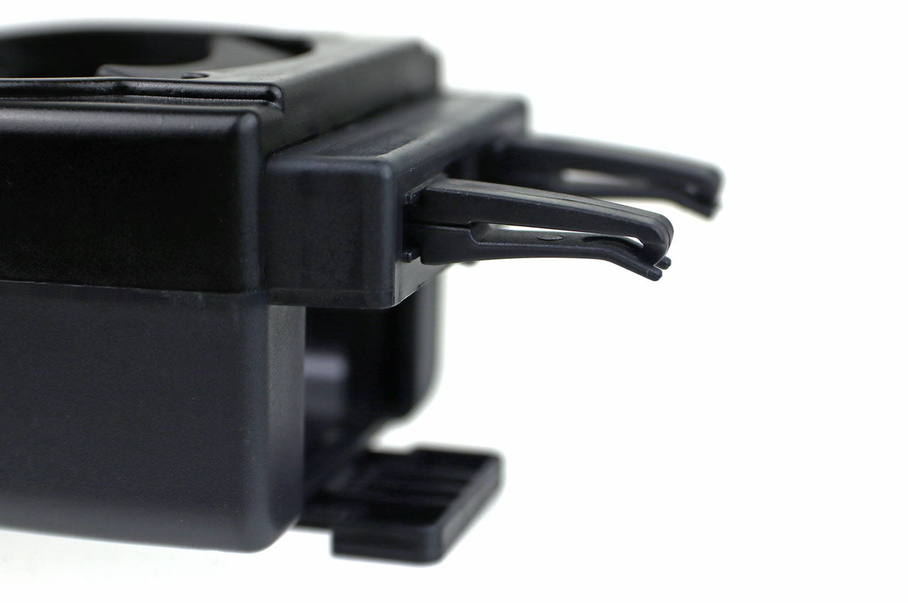 Montering af sort kopholder i bilens ventilationsgitter