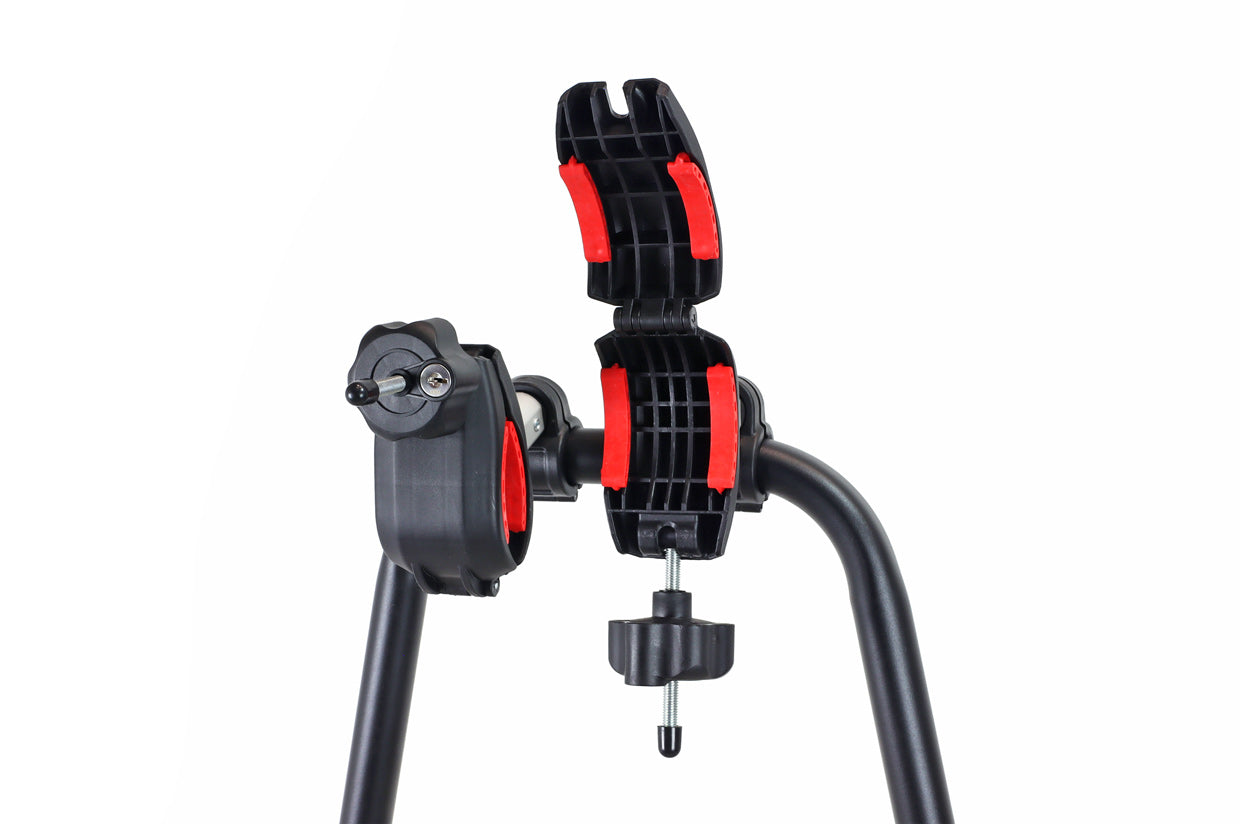 Porte-vélos avec vélos fixé sur l’attelage de la voiture