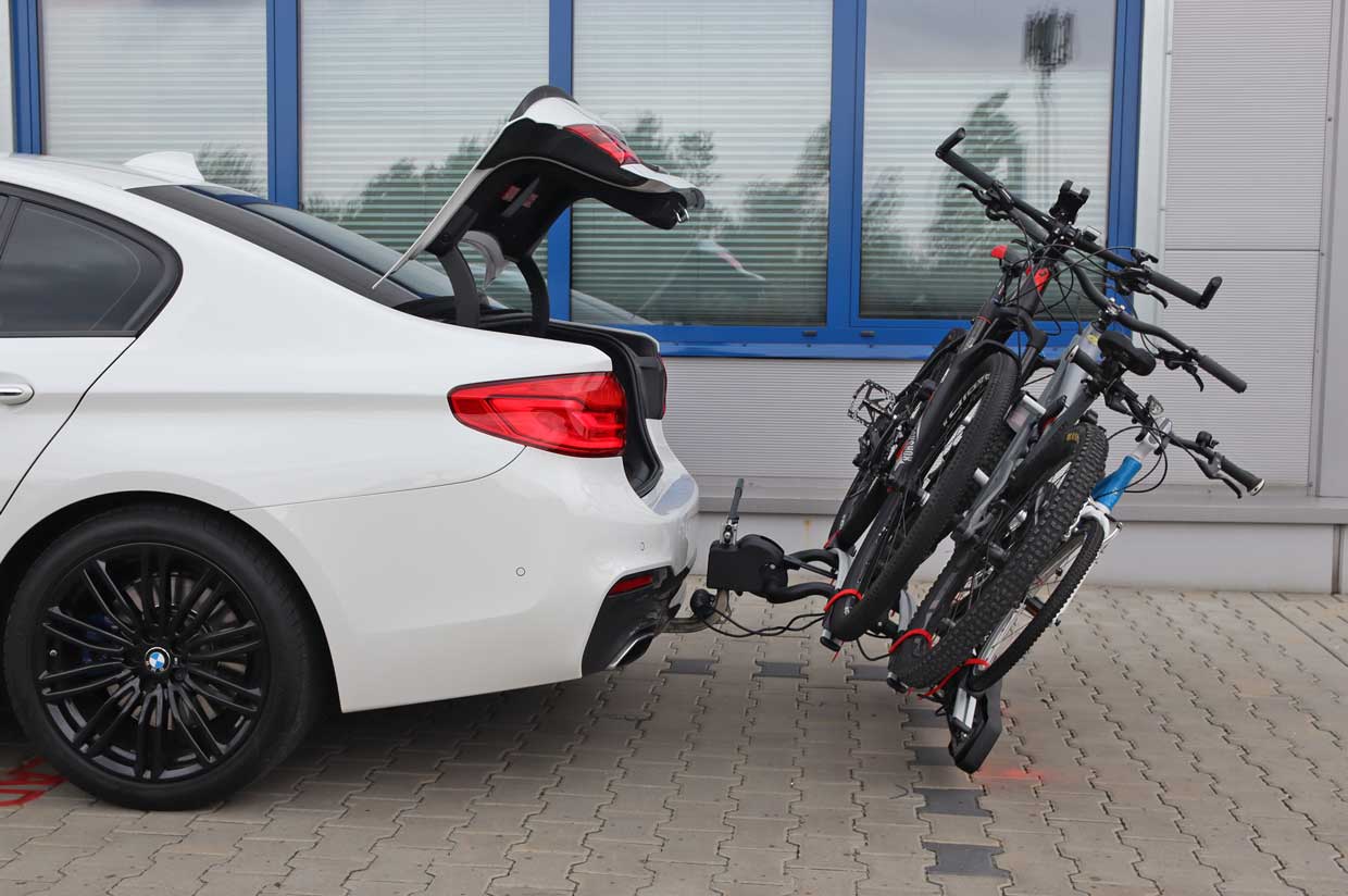 Plateforme pliable pour porte-vélos sur attelage