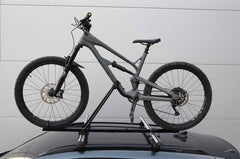 Porte-vélos de toit avec sangles de maintien pour les roues