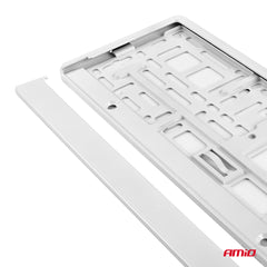 Détail du cadre de plaque d’immatriculation blanc en plastique