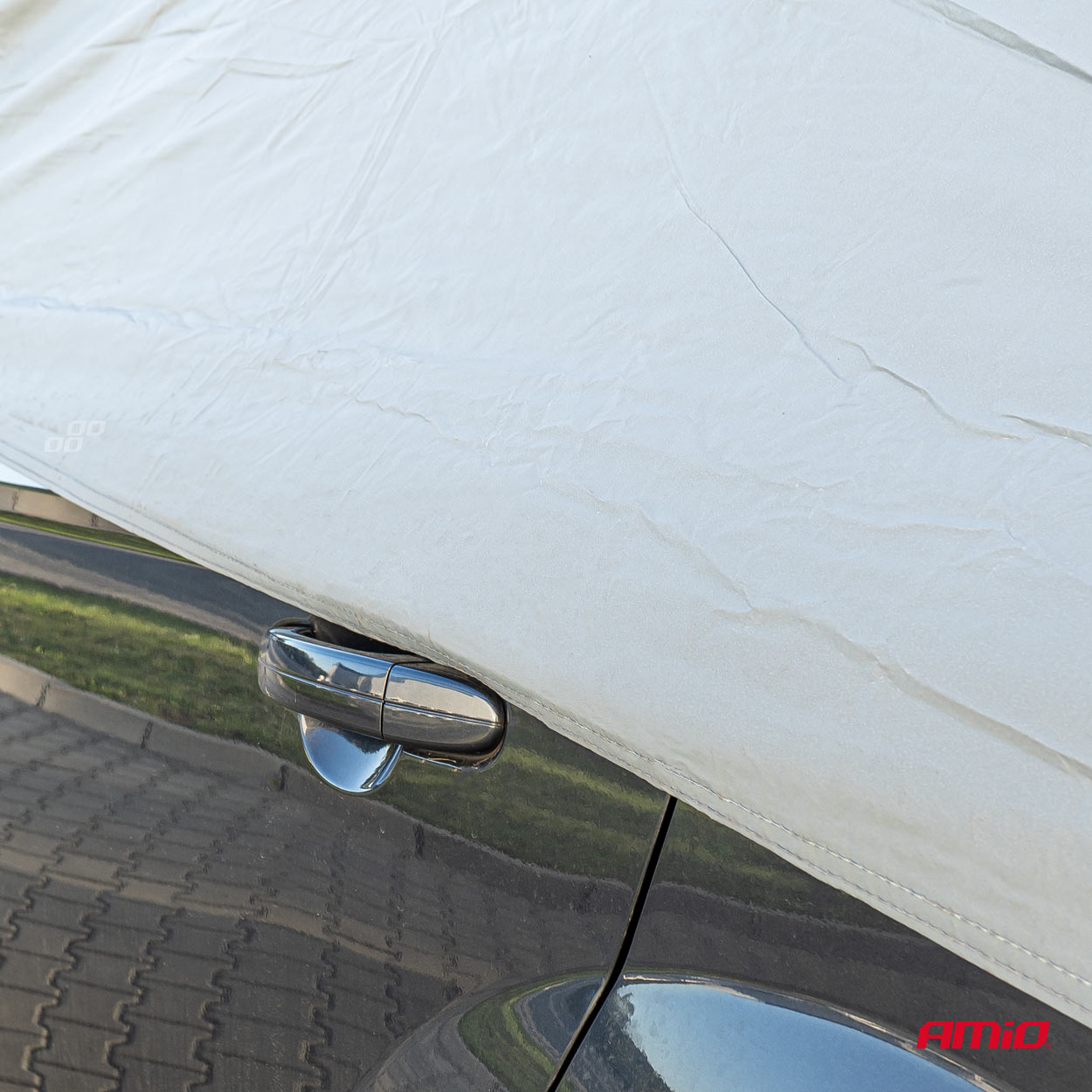 Housse demi-protection pour berline avec fixation au niveau des roues