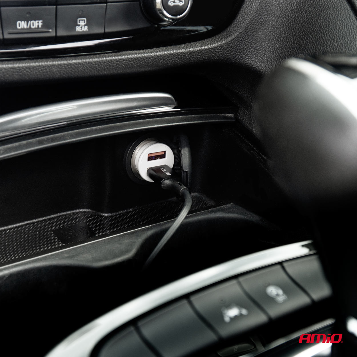 USB-biloplader med to USB-A-porte set fra siden