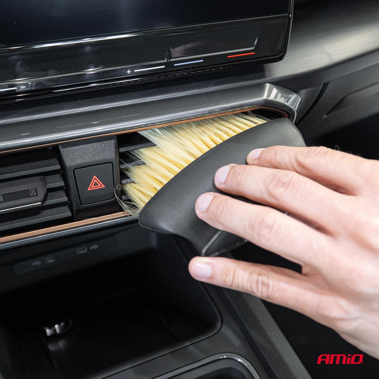 Detaljeringsbørste til bilens ventilationsgitre og sprækker