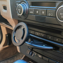Support de téléphone pour lecteur CD installé dans la voiture, avec aimant puissant et design centré.