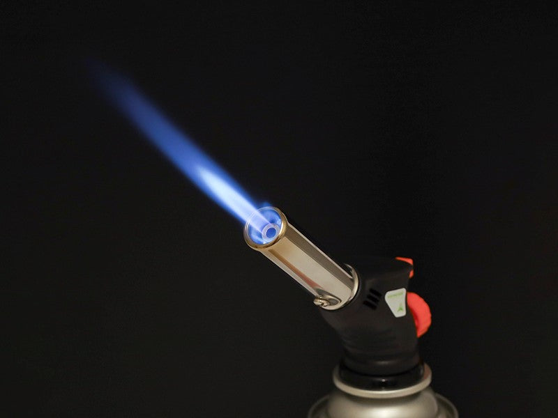 Brûleur à gaz avec flamme réglable et allumage piézoélectrique