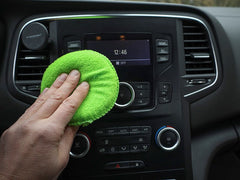 Pincettes à embouts microfibre pour buses d’aération dans le kit de detailing