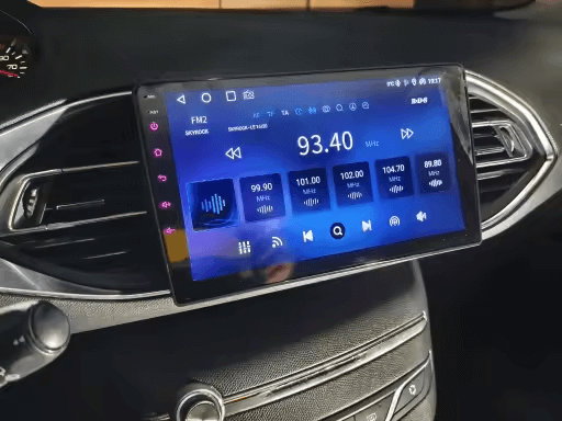 Peugeot 308 13-21 - 9" radio met Apple CarPlay en Android Auto, ingebouwd in het dashboard van de auto.