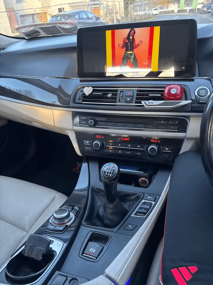BMW Série 5 GT F07 09-17 - Autoradio 12,3" avec Apple CarPlay et Android Auto installé dans l’habitacle du véhicule.