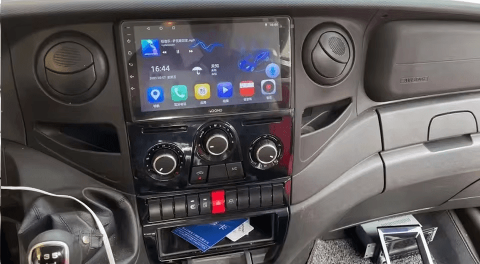 Iveco Daily 07-14 - autoradio 9" avec Apple CarPlay et Android Auto installé dans le tableau de bord du véhicule.