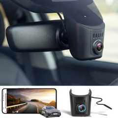 Audi dashcam 4K OEM-look installée près du rétroviseur dans un habitacle, avec affichage sur smartphone.