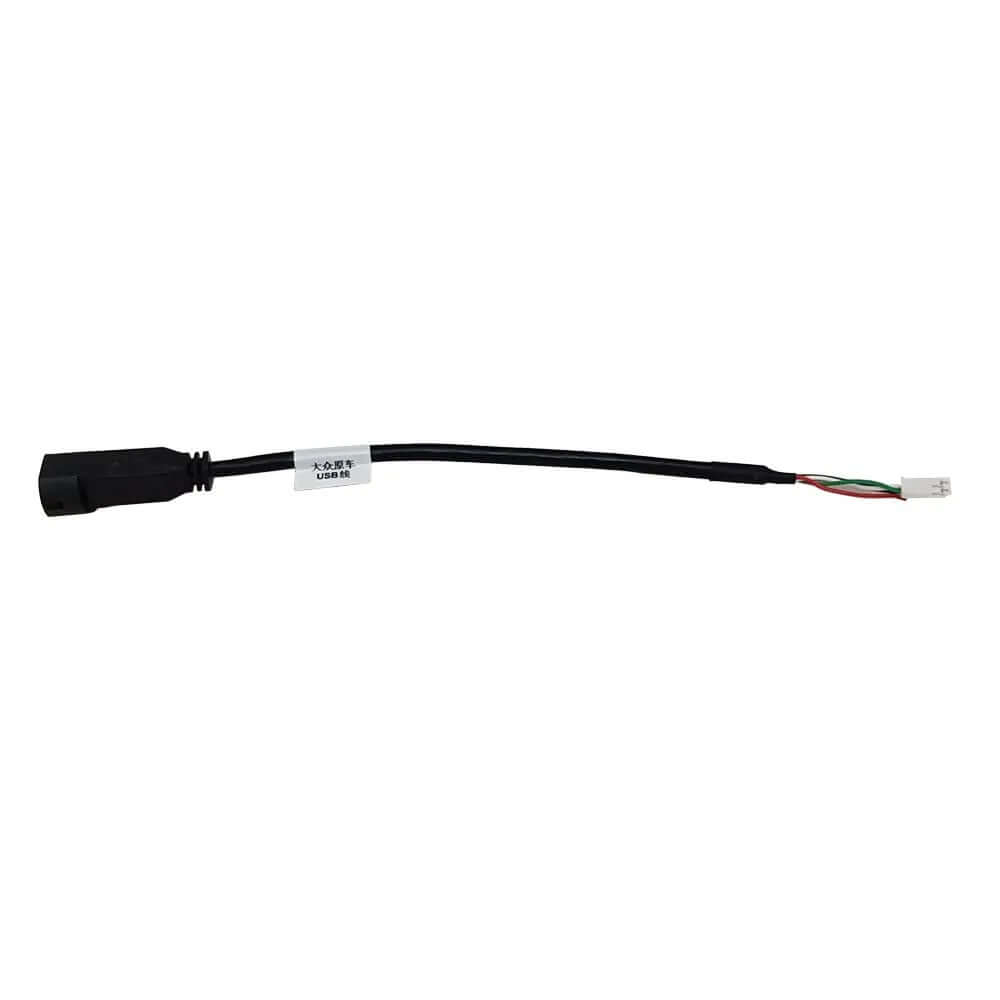 Câble adaptateur USB – connecteur 4 broches pour Volkswagen et Skoda, permettant de relier un lecteur de musique à l’autoradio.