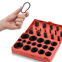 Main tenant un joint torique du coffret de joints toriques 419 pièces dans une boîte en plastique rouge, avec tailles organisées.